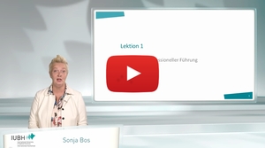 Im Video: IUBH-Dozentin Sonja Bos präsentiert eine Probelektion aus dem MA-Studium Leadership and Mmanagement.